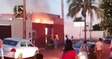 Mulher bêbada coloca fogo em casa durante discussão com marido