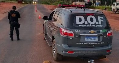 Motorista vai para cima da polícia durante perseguição e é preso com carro ‘recheado’ de drogas
