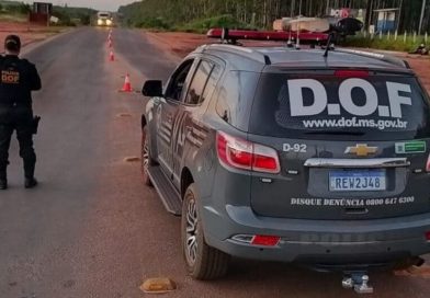 Motorista vai para cima da polícia durante perseguição e é preso com carro ‘recheado’ de drogas
