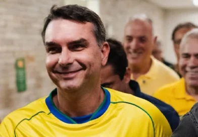 Flávio Bolsonaro diz confiar no sistema eleitoral brasileiro após polêmica