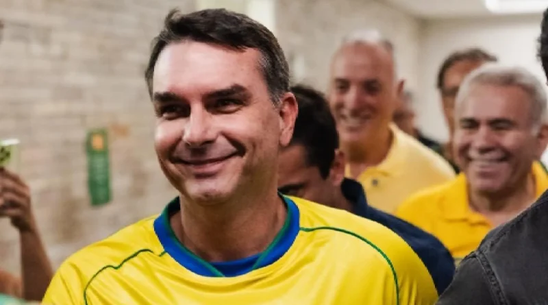 Flávio Bolsonaro diz confiar no sistema eleitoral brasileiro após polêmica