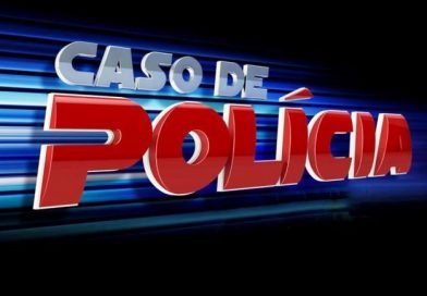 Homem ordena ataque de cão contra companheira e a agride com ‘capacetadas’ e puxões de cabelo