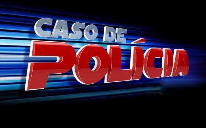 Homem ordena ataque de cão contra companheira e a agride com ‘capacetadas’ e puxões de cabelo