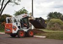 Tacuru adquiriu uma nova minicarregadeira equipada com vassoura mecânica