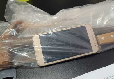 Homem provoca acidente, persegue companheira e a agride com martelada