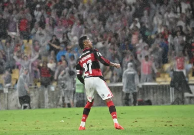 Flamengo vence os reservas do Corinthians e mantém a liderança do Brasileirão