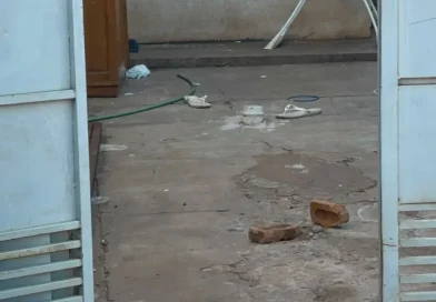 Marido esfaqueia amigo da esposa no peito ao flagrá-lo na caso deles em Campo Grande