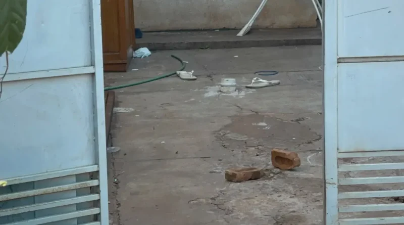Marido esfaqueia amigo da esposa no peito ao flagrá-lo na caso deles em Campo Grande