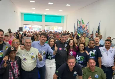 Riedel e comitiva são recebidos por uma multidão em Itaquiraí durante agenda de campanha