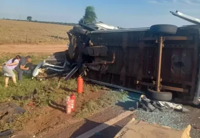 Colisão entre carro e van com pacientes deixa cinco mortos na BR-163
