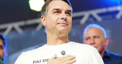 Flávio Bolsonaro diz que Dino e ‘tropa de choque de Lula no STF’ protegeram Moraes