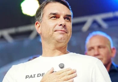 Flávio Bolsonaro diz que Dino e ‘tropa de choque de Lula no STF’ protegeram Moraes