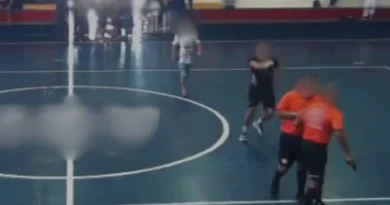 Árbitro que sacou arma em campeonato infantil afirma ter sofrido racismo; PM apura caso