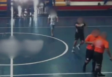 Árbitro que sacou arma em campeonato infantil afirma ter sofrido racismo; PM apura caso