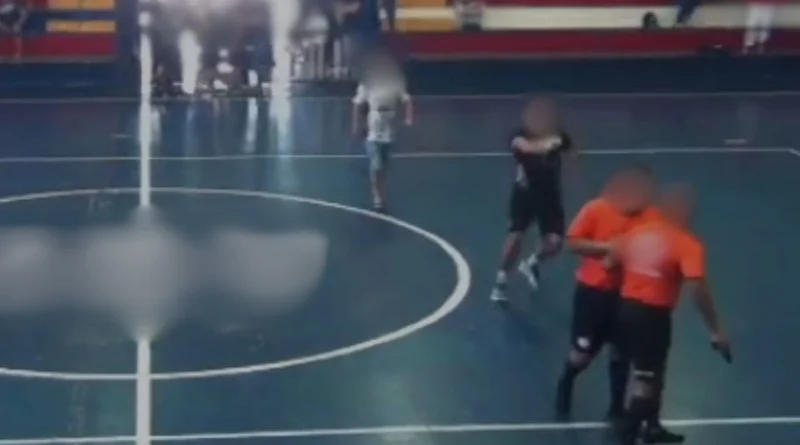 Árbitro que sacou arma em campeonato infantil afirma ter sofrido racismo; PM apura caso