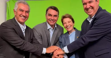 Riedel chega a Brasília e aparece “de mãos dadas” com Flávio Bolsonaro