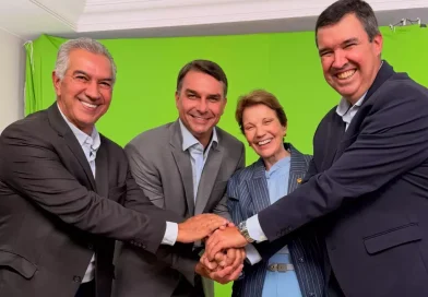 Riedel chega a Brasília e aparece “de mãos dadas” com Flávio Bolsonaro