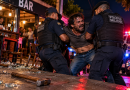 Homem usa martelo para agredir clientes de bar e ameaça policiais durante prisão