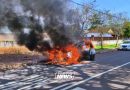 Carro pega fogo no meio da rua em Dourados e fica completamente destruído