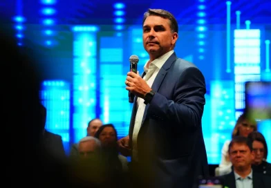 Flávio Bolsonaro vence nas urnas de 69 municípios de Mato Grosso do Sul