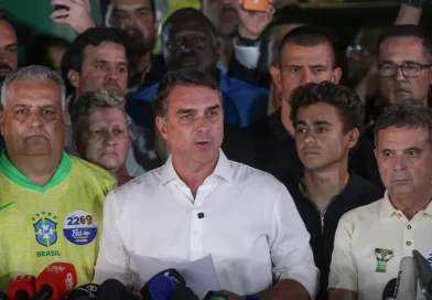 Flávio Bolsonaro desiste de questionar validade da votação que elegeu Lula