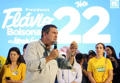 Em MS, Riedel mobiliza prefeitos em ato de apoio a Flávio Bolsonaro Em MS, Riedel mobiliza prefeitos em ato de apoio a Flávio Bolsonaro