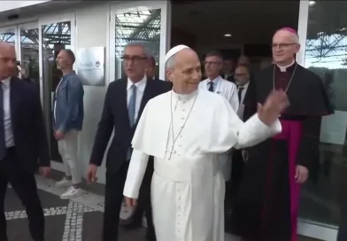 Papa Leão XIV tem alta do hospital e volta ao Vaticano após cirurgia
