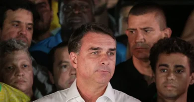 Aliado de Trump diz que Flávio Bolsonaro chegou aos EUA “em segurança”