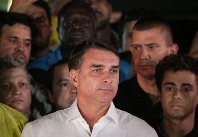 Aliado de Trump diz que Flávio Bolsonaro chegou aos EUA “em segurança”
